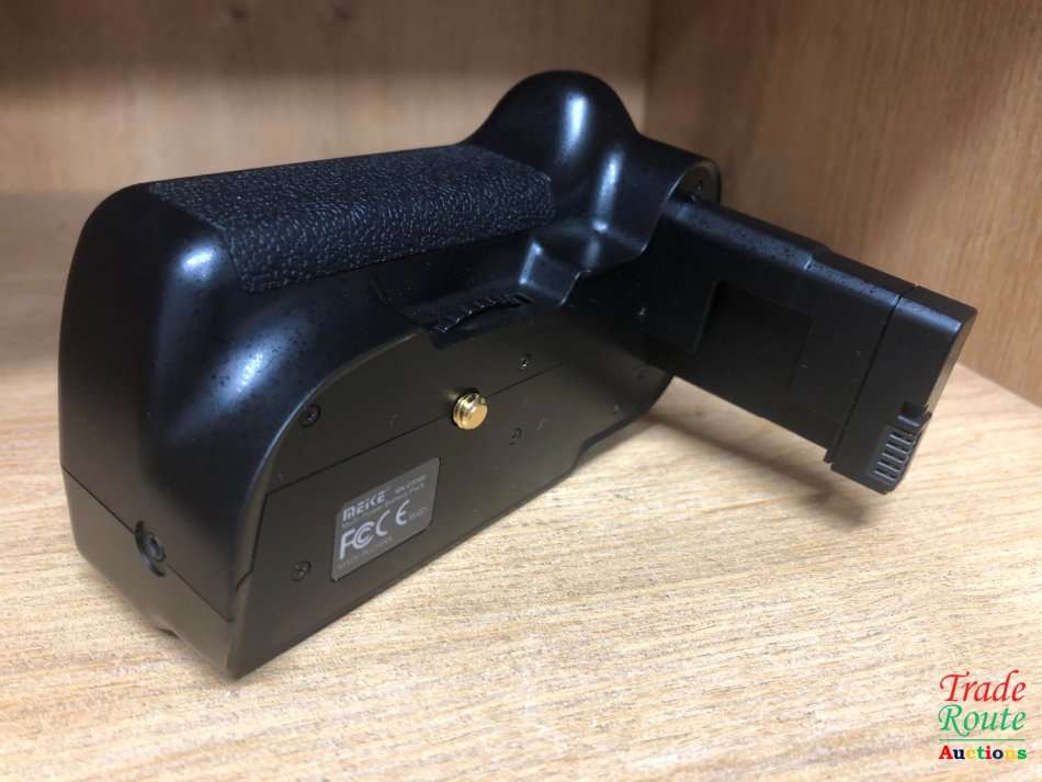 Meike MK-D5100 Professional Vertical Battery Grip for Nikon D5100 Camera