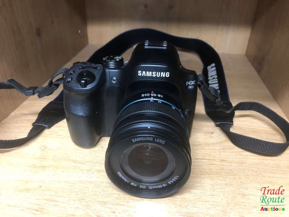 Samsung NX30 Digital Camera Kit (20.3MP, Digital IS + OIS) 3 inch AMOLED