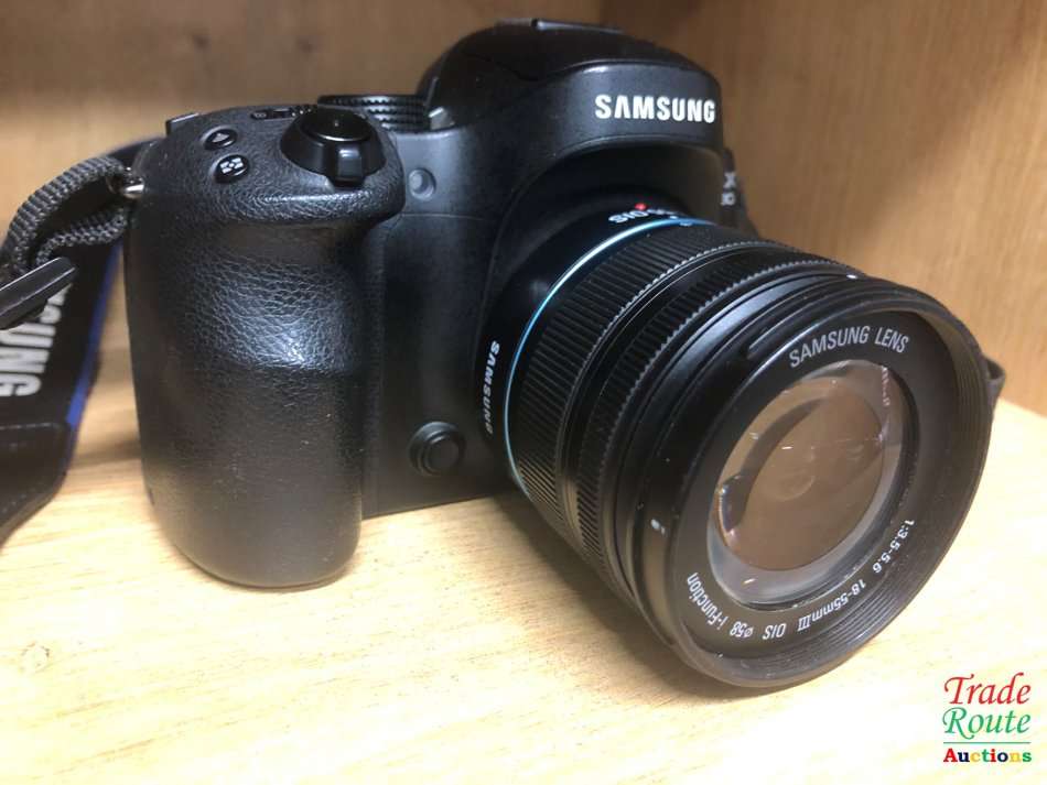Samsung NX30 Digital Camera Kit (20.3MP, Digital IS + OIS) 3 inch AMOLED