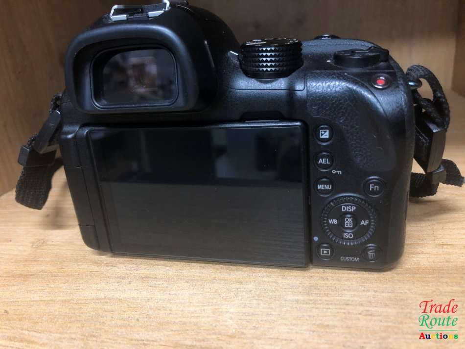 Samsung NX30 Digital Camera Kit (20.3MP, Digital IS + OIS) 3 inch AMOLED