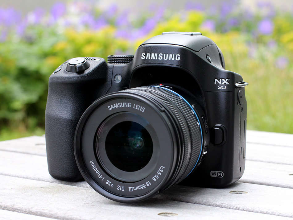 Samsung NX30 Digital Camera Kit (20.3MP, Digital IS + OIS) 3 inch AMOLED