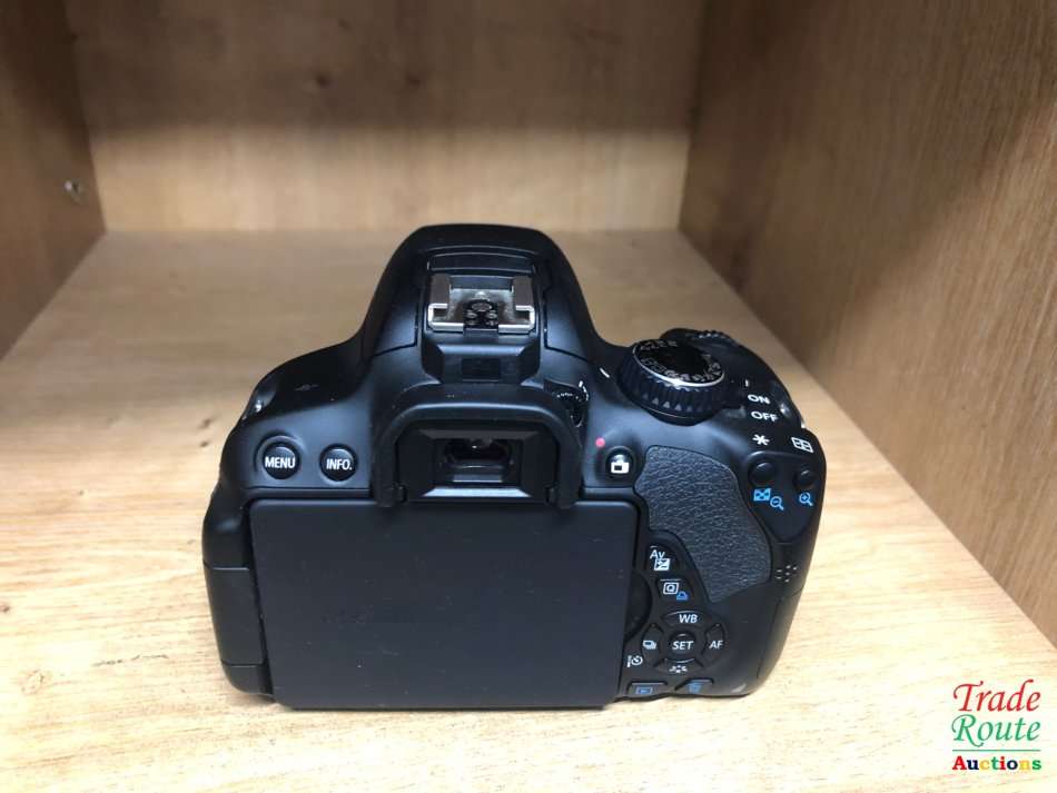 CANON 650D Digital SLR CAMERA with Canon 18-55mm Lens (18 Megapixels) DSLR Camera Kit