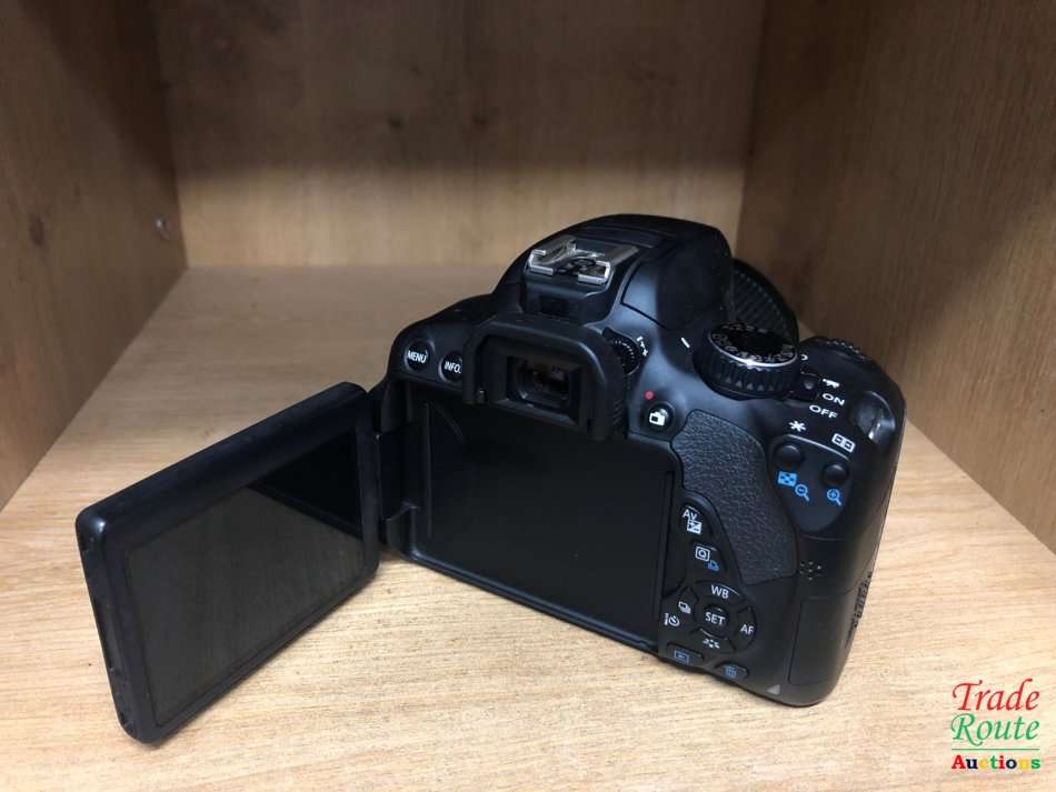 CANON 650D Digital SLR CAMERA with Canon 18-55mm Lens (18 Megapixels) DSLR Camera Kit