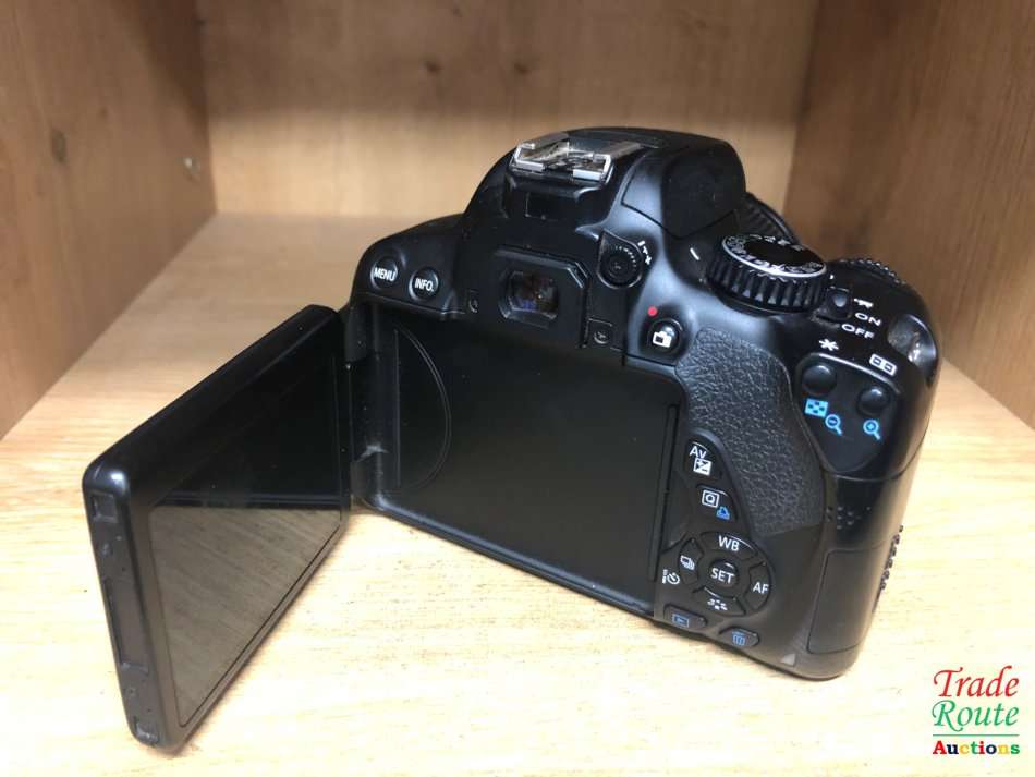 CANON 650D Digital SLR CAMERA with Canon 18-55mm Lens (18 Megapixels) DSLR Camera Kit