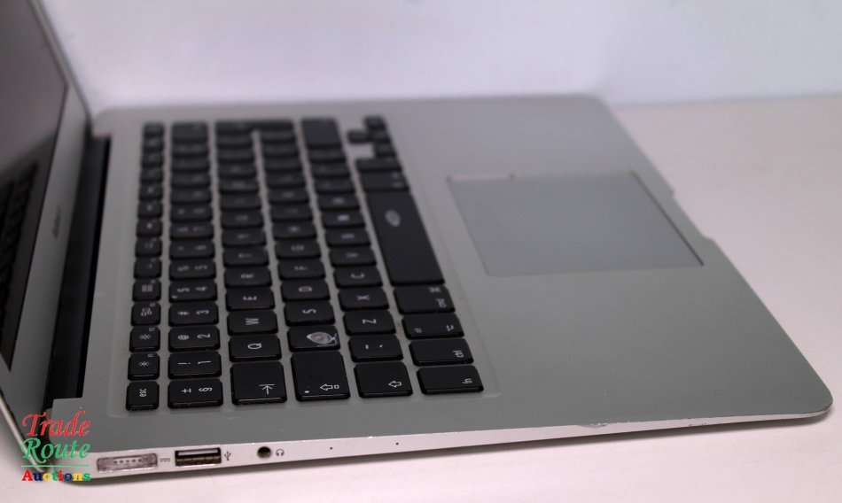 MacBook Air 13.3-inch | Core i5 1.6GHz | 4GB DDR3 RAM | 128GB SSD FLASH  **  EARLY 2015 ***