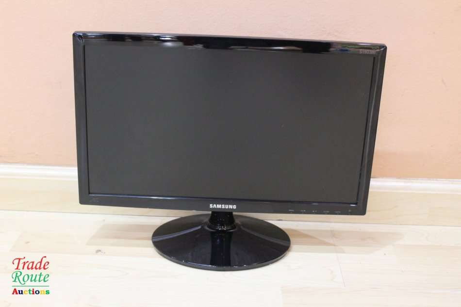Samsung 18.5-Inch LED VGA Monitor | 1366 X 768 RESOLUTION | S19D300NY