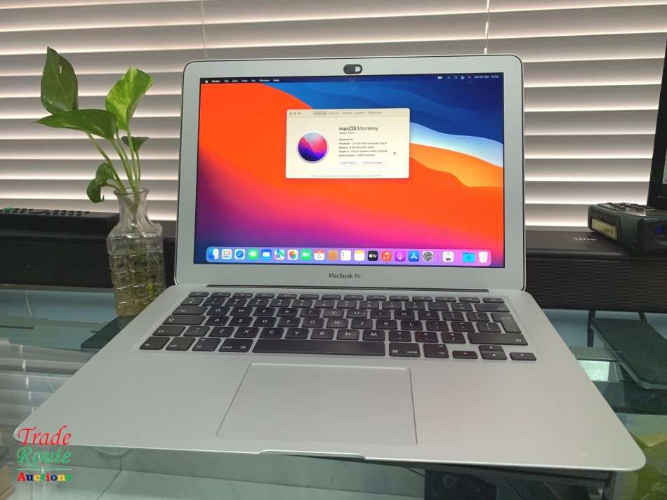 MacBook Air 13.3-inch * Core i5 1.6GHz * 4GB  RAM * 128GB SSD * MAC OS Monterey 2015 Model
