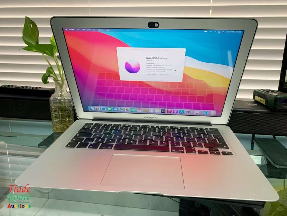MacBook Air 13.3-inch * Core i5 1.6GHz * 4GB  RAM * 128GB SSD * MAC OS Monterey 2015 Model