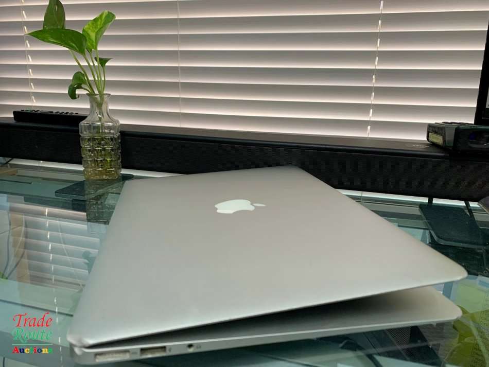 MacBook Air 13.3-inch * Core i5 1.6GHz * 4GB  RAM * 128GB SSD * MAC OS Monterey 2015 Model