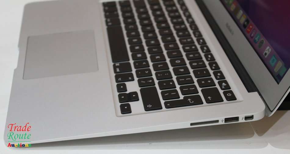 MacBook Air 13.3-inch * Core i5 1.6GHz * 4GB  RAM * 128GB SSD * MAC OS Monterey 2015 Model