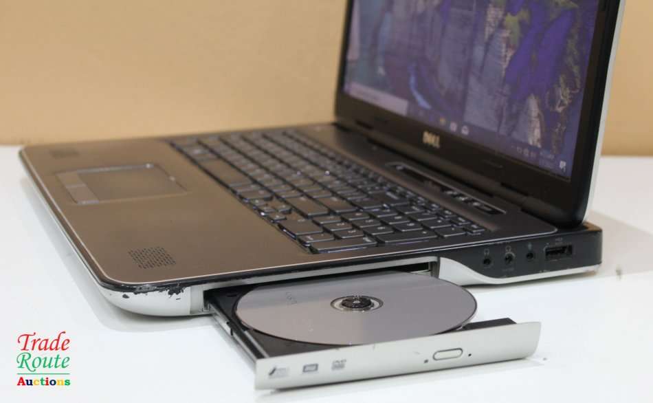 DELL XPS L702X 17 INCH Laptop | Core i7 @ 2.00ghz 8GB Ram 750GB + 250GB HDDS [ FAULTY BATTERY ]