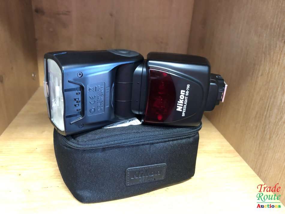 Nikon SB-700 Speedlight Flash - SB700 Flash light for Nikon DSLR Cameras with pouch