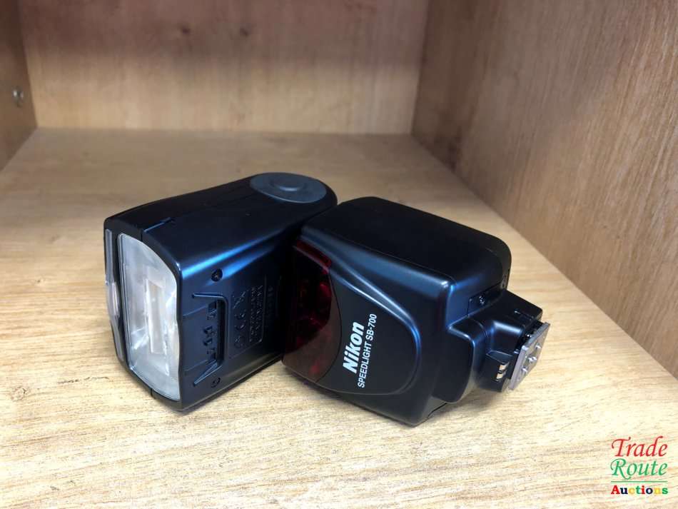 Nikon SB-700 Speedlight Flash - SB700 Flash light for Nikon DSLR Cameras with pouch