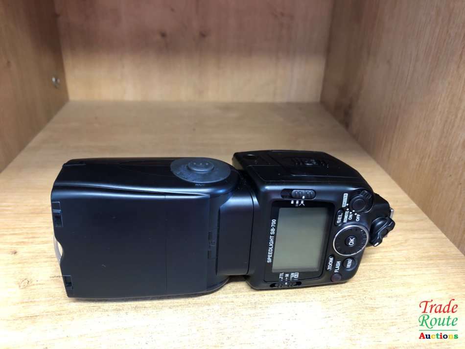 Nikon SB-700 Speedlight Flash - SB700 Flash light for Nikon DSLR Cameras with pouch