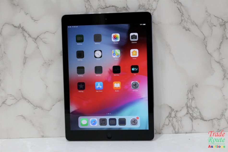 IPAD AIR | 16GB | WiFi | SPACE GRAY | MD785LL/A | A1474 |GENUINE APPLE ***  RETINA DISPLAY  ***