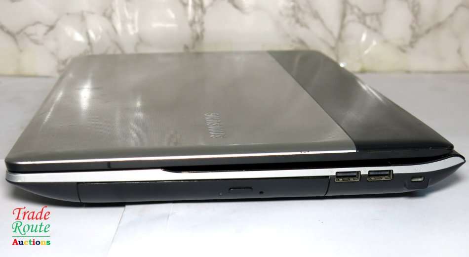 Samsung 300E4A 15.6` Laptop - Core i5 2450M 2.5GHz - 4GB RAM - 750GB RAM - Faulty Battery