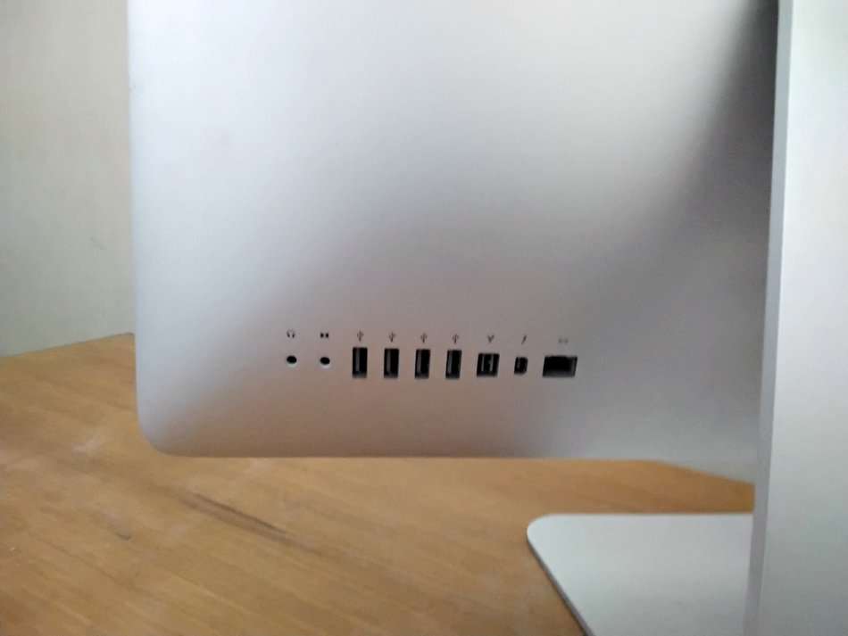 Apple iMAC | 21.5 INCH * ALL IN ONE DESKTOP COMPUTER * AMD Radeon HD