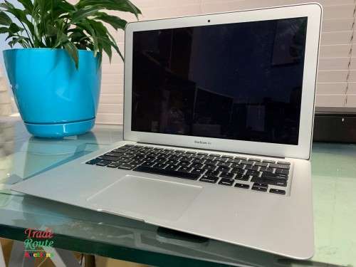 MacBook Air 13.3-inch | Core i5 1.4GHz | 4GB RAM | 256GB SSD DRIVE **  EARLY 2014***