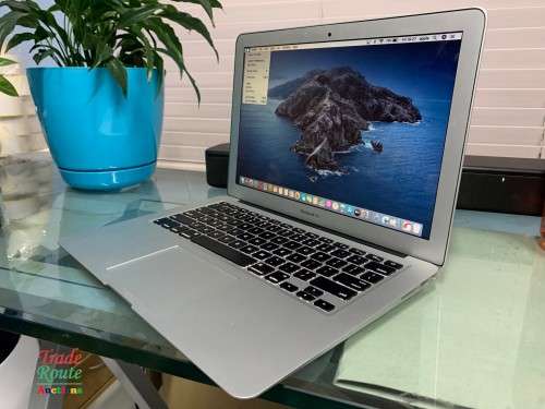 MacBook Air 13.3-inch | Core i5 1.4GHz | 4GB RAM | 256GB SSD DRIVE **  EARLY 2014***