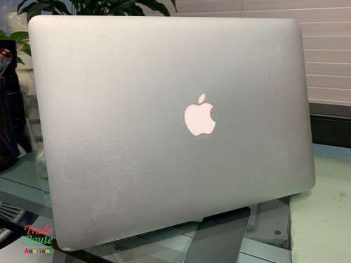 MacBook Air 13.3-inch | Core i5 1.4GHz | 4GB RAM | 256GB SSD DRIVE **  EARLY 2014***