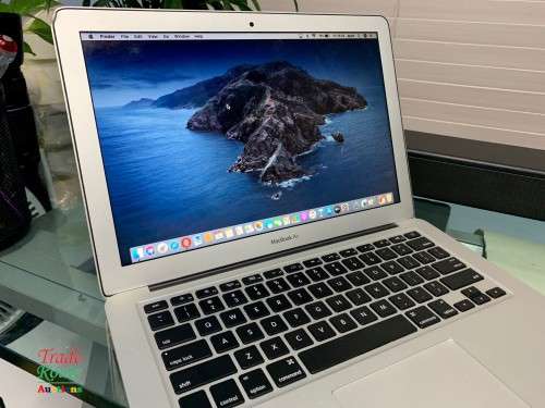 MacBook Air 13.3-inch | Core i5 1.4GHz | 4GB RAM | 256GB SSD DRIVE **  EARLY 2014***