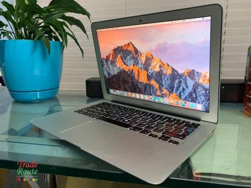 MacBook Air 13.3-inch | Core i5 1.3GHz | 4GB RAM | 256GB SSD DRIVE **  MID 2013***