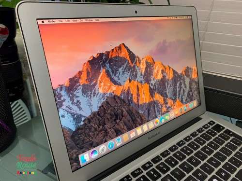 MacBook Air 13.3-inch | Core i5 1.3GHz | 4GB RAM | 256GB SSD DRIVE **  MID 2013***