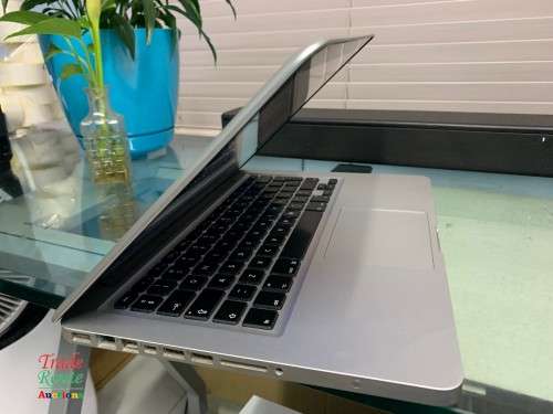 MacBook Pro 13.3-inch | Core i5 2.5GHz | 8GB RAM | 500GB HDD | Apple Laptop [CRACKED OUTER GLASS]