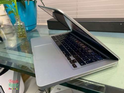 MacBook Pro 13.3-inch | Core i5 2.5GHz | 8GB RAM | 500GB HDD | Apple Laptop [CRACKED OUTER GLASS]