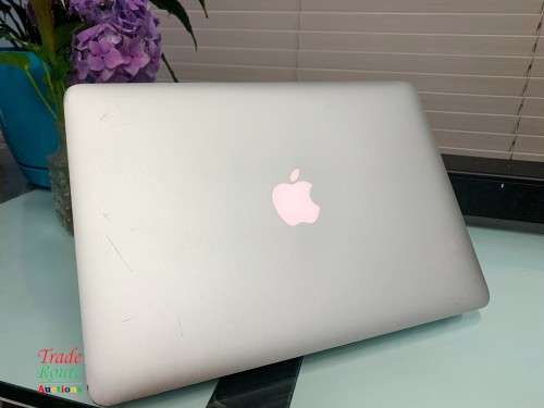 Apple MacBook Pro 13.3-inch  | Core i5 2.4GHz | 8GB RAM | 256GB SSD  ** RETINA DISPLAY * LATE 2013