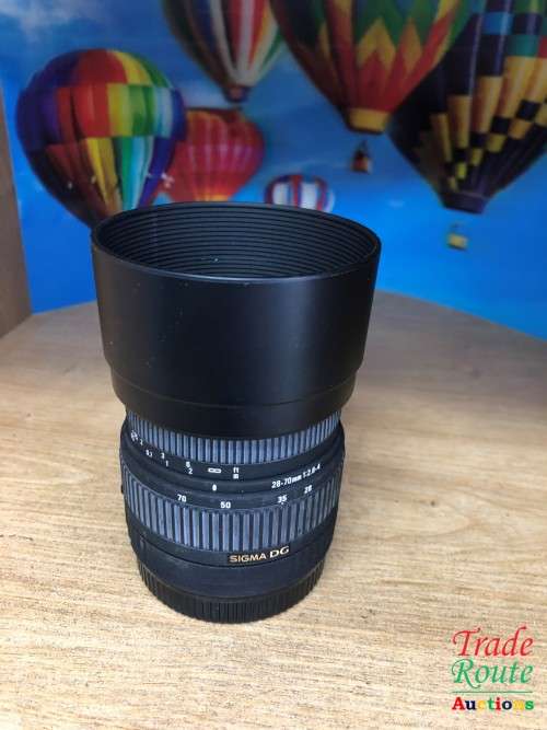 Sigma Zoom Wide Angle-Telephoto 28-70mm f/2.8-4 DG Lens [CANON MOUNT]
