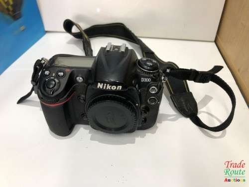 NIKON D300 DSLR CAMERA  (BODY ONLY) PROFESSIONAL CAMERA BODY [PLEASE READ]