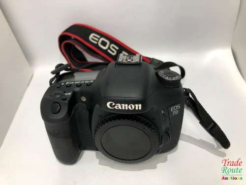 Canon 7D 18MP PROFESSIONAL Digital SLR Camera (BODY) - 18 Megapixels