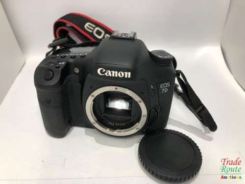 Canon 7D 18MP PROFESSIONAL Digital SLR Camera (BODY) - 18 Megapixels
