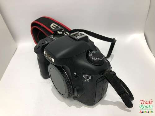 Canon 7D 18MP PROFESSIONAL Digital SLR Camera (BODY) - 18 Megapixels