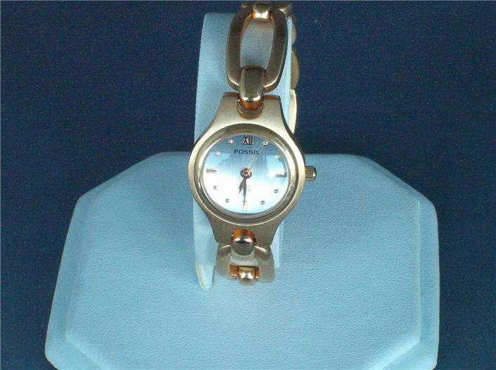 Fossil  F2    Woman's classy dress   Watch  Es 9078