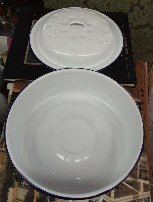 WHITE ENAMEL POT WITH LID