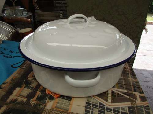 WHITE ENAMEL POT WITH LID