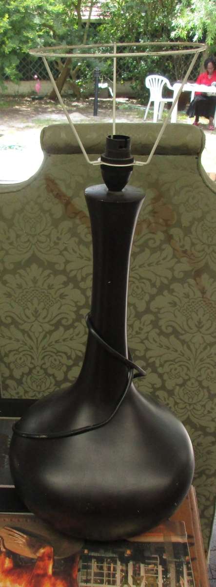 TALL BLACK CERAMIC LAMP