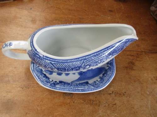WILLOW PATTERN BLUE AND WHITE GRAVY BOAT AND STAND