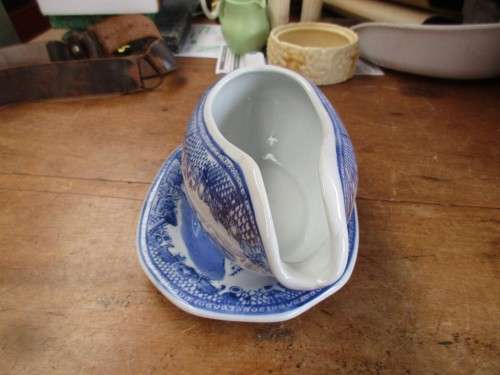 WILLOW PATTERN BLUE AND WHITE GRAVY BOAT AND STAND