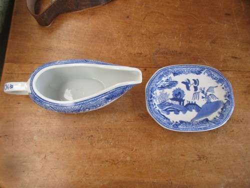 WILLOW PATTERN BLUE AND WHITE GRAVY BOAT AND STAND