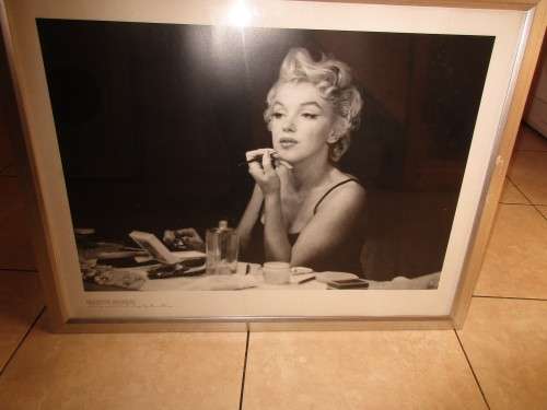 LOVELY BIG FRAMED PHOTO OF MARILYN MONROE BACKSTAGE