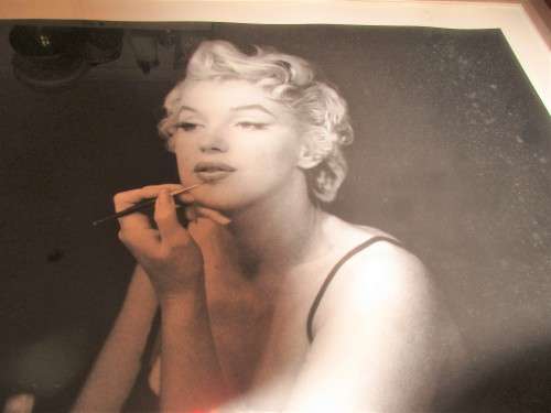 LOVELY BIG FRAMED PHOTO OF MARILYN MONROE BACKSTAGE