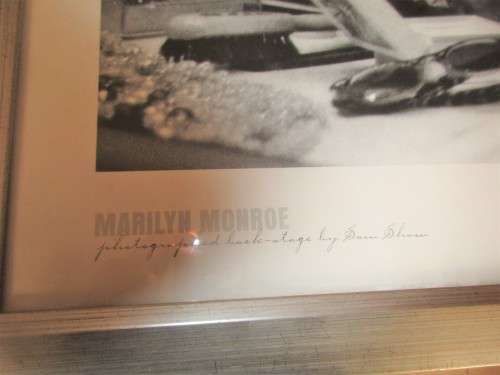 LOVELY BIG FRAMED PHOTO OF MARILYN MONROE BACKSTAGE