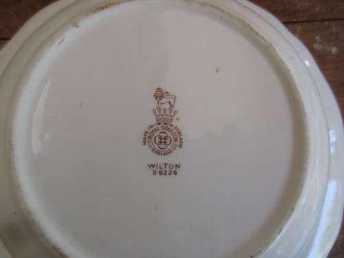 ROYAL DOULTON SERVING DISH WITH LID WILTON