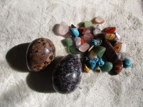 2 BEAUTIFUL  STONE EGGS AND LOTS OF  SMALL STONES ALL POLISHED IDEAL FOR JEWELLERY
