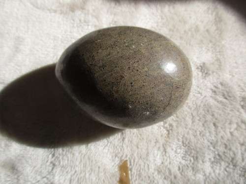 1 BEAUTIFUL STONE EGG, 3 SMALLER STONES AND  LOTS OF POLISHED SMALL STONES IDEAL FOR JEWELLERY