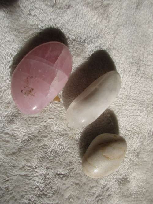 1 BEAUTIFUL STONE EGG, 3 SMALLER STONES AND  LOTS OF POLISHED SMALL STONES IDEAL FOR JEWELLERY