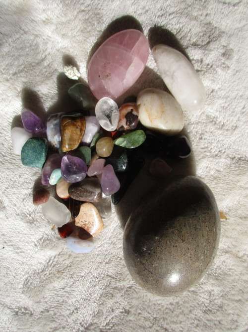 1 BEAUTIFUL STONE EGG, 3 SMALLER STONES AND  LOTS OF POLISHED SMALL STONES IDEAL FOR JEWELLERY